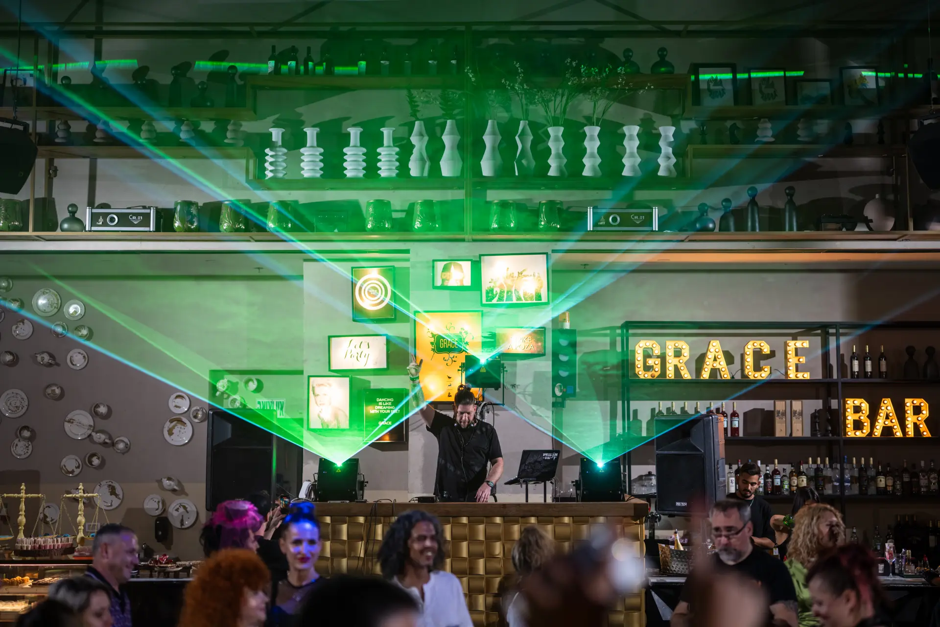 דיג'יי עם מופע לייזר ירוק במסיבה ב-GRACE BAR