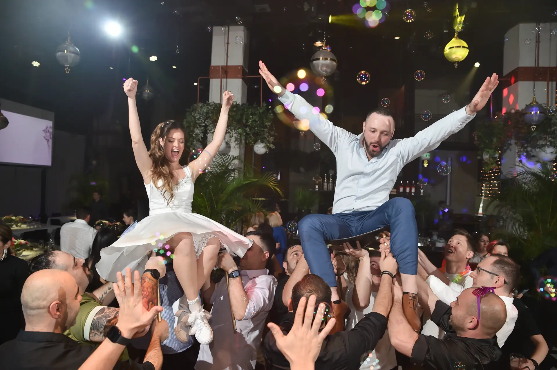 הרמת חתן וכלה עם קונפטי וכדורי דיסקו בחתונה