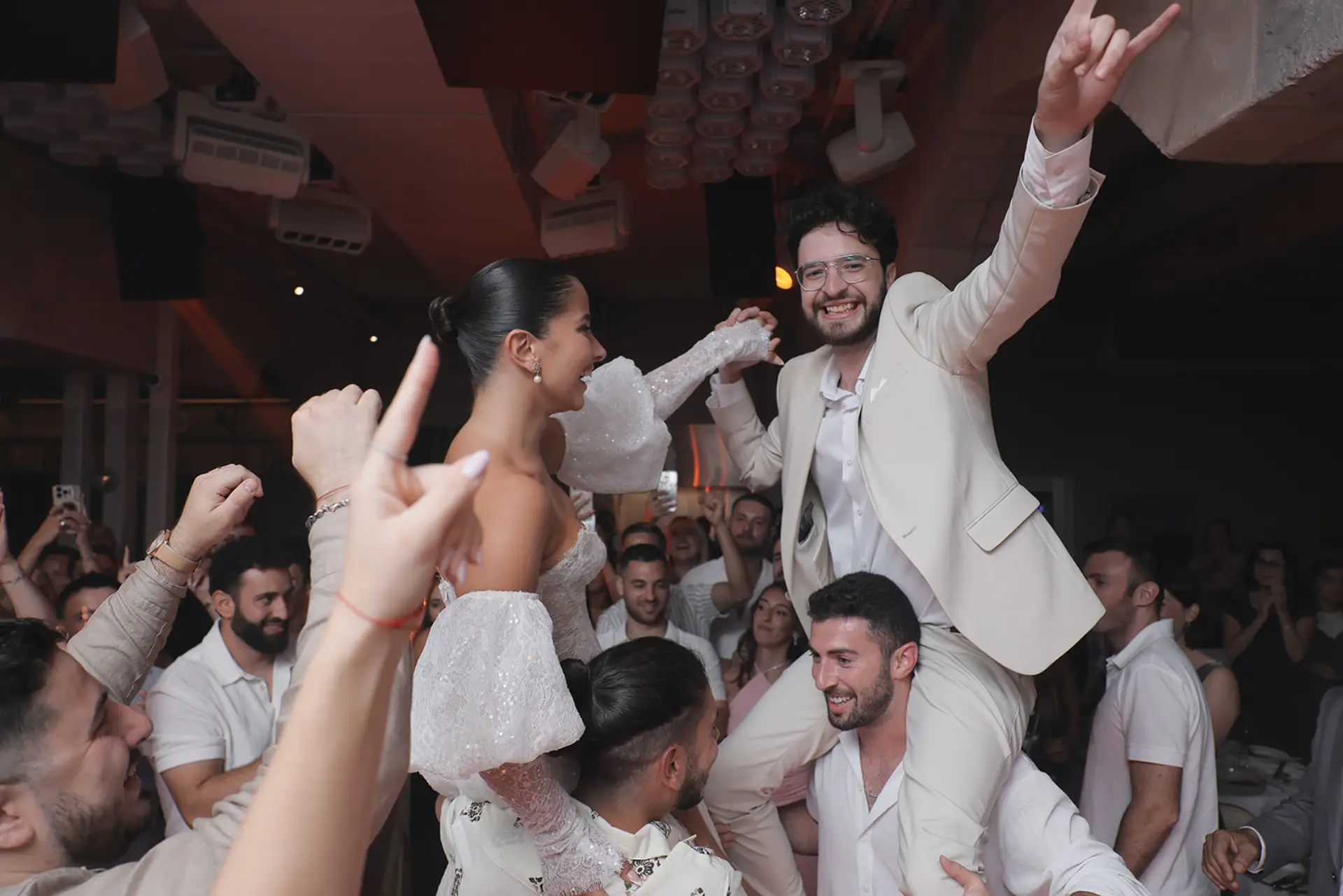 הרמת חתן וכלה במסיבת לבן עם תאורת מועדון